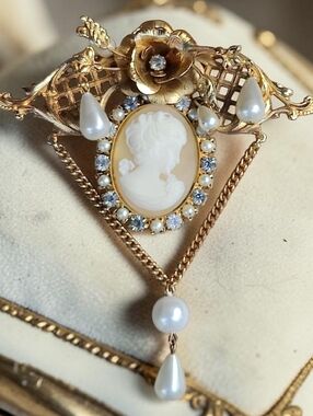 Vintage Kirk’s Folly cameo brooch